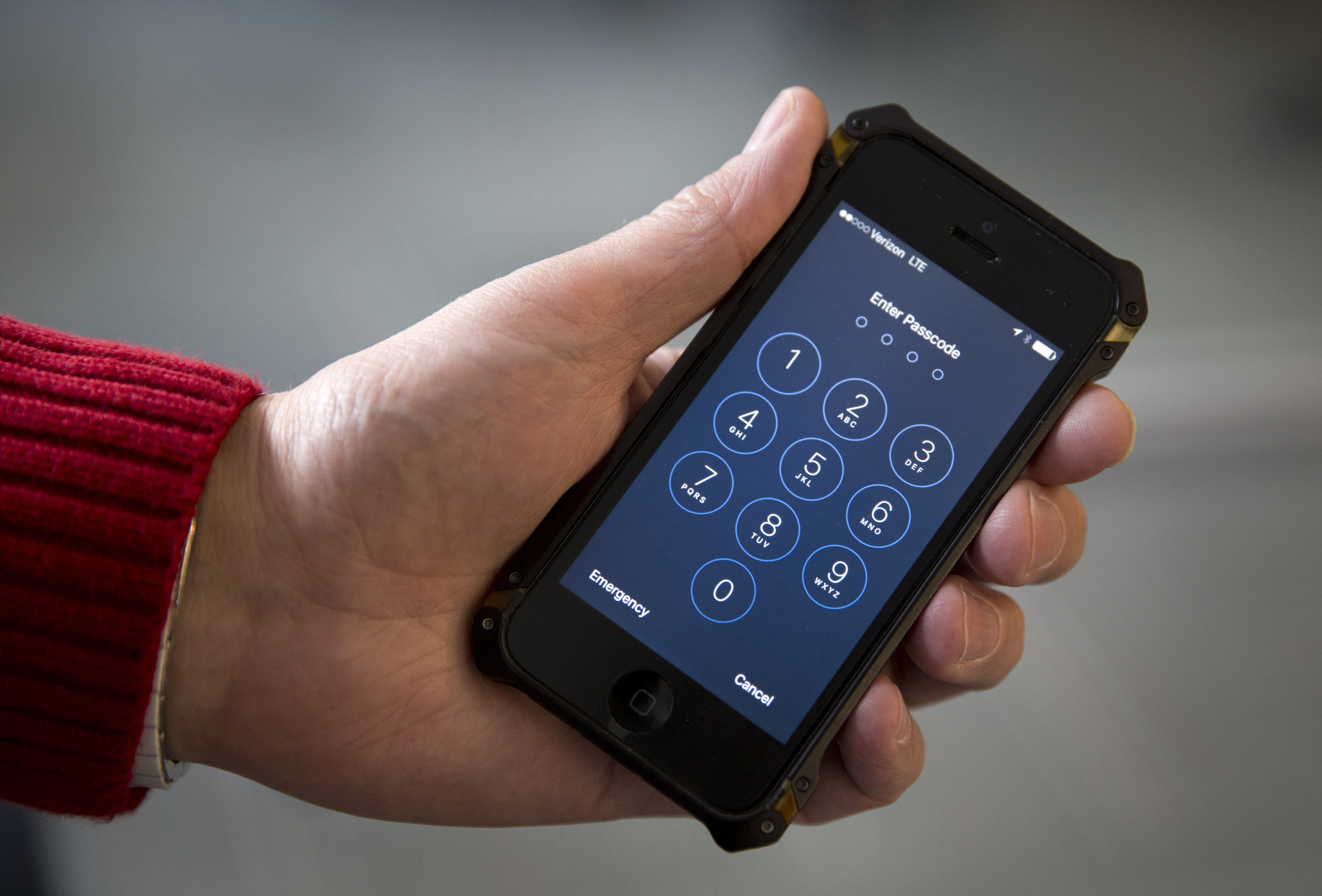 FBI works with 'outside party' to unlock iPhone; hearing with Apple canceled