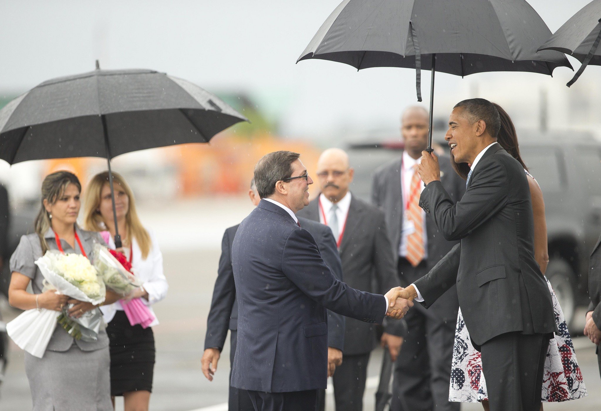 Obama lands in Cuba, tells U.S. Embassy staff he is making 'historic visit'
