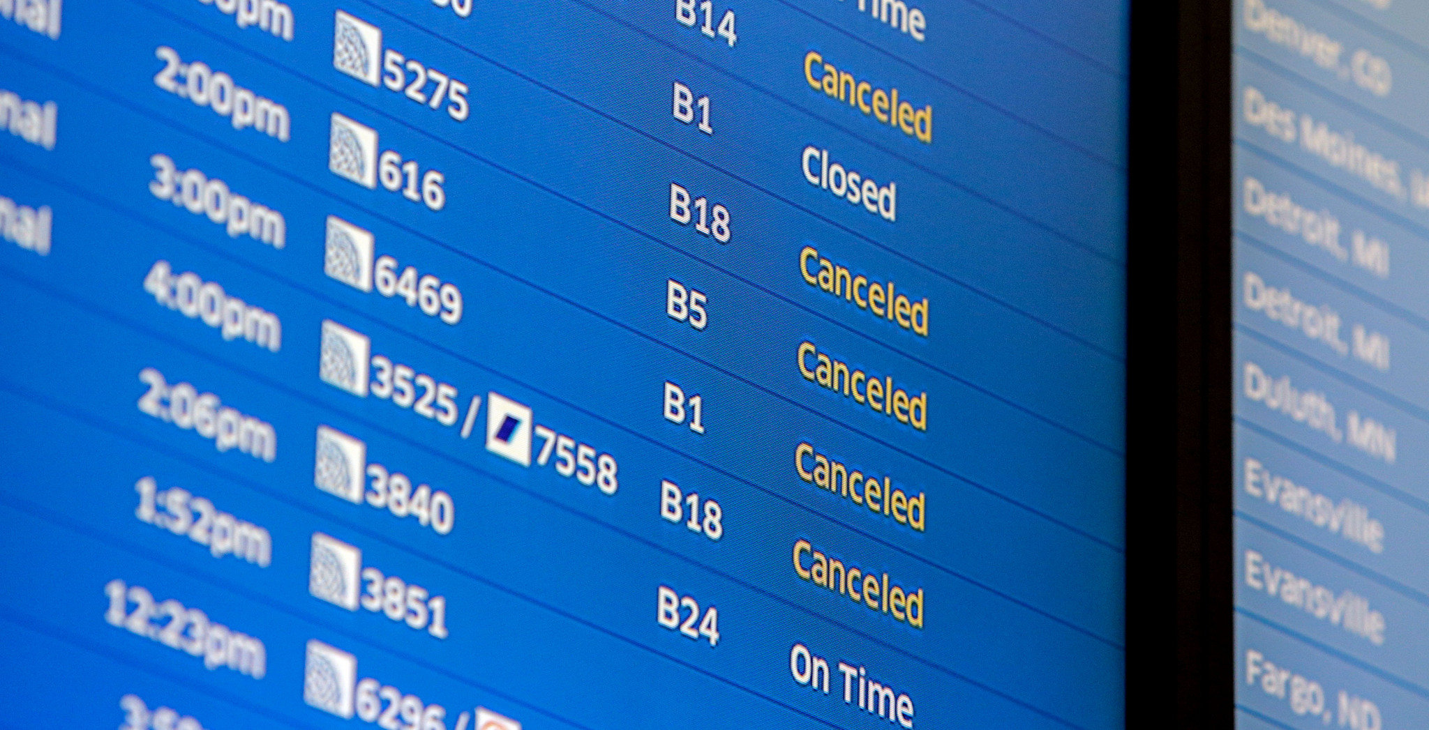 Winter Storm Jonas: Monday flight cancellations pile up across US