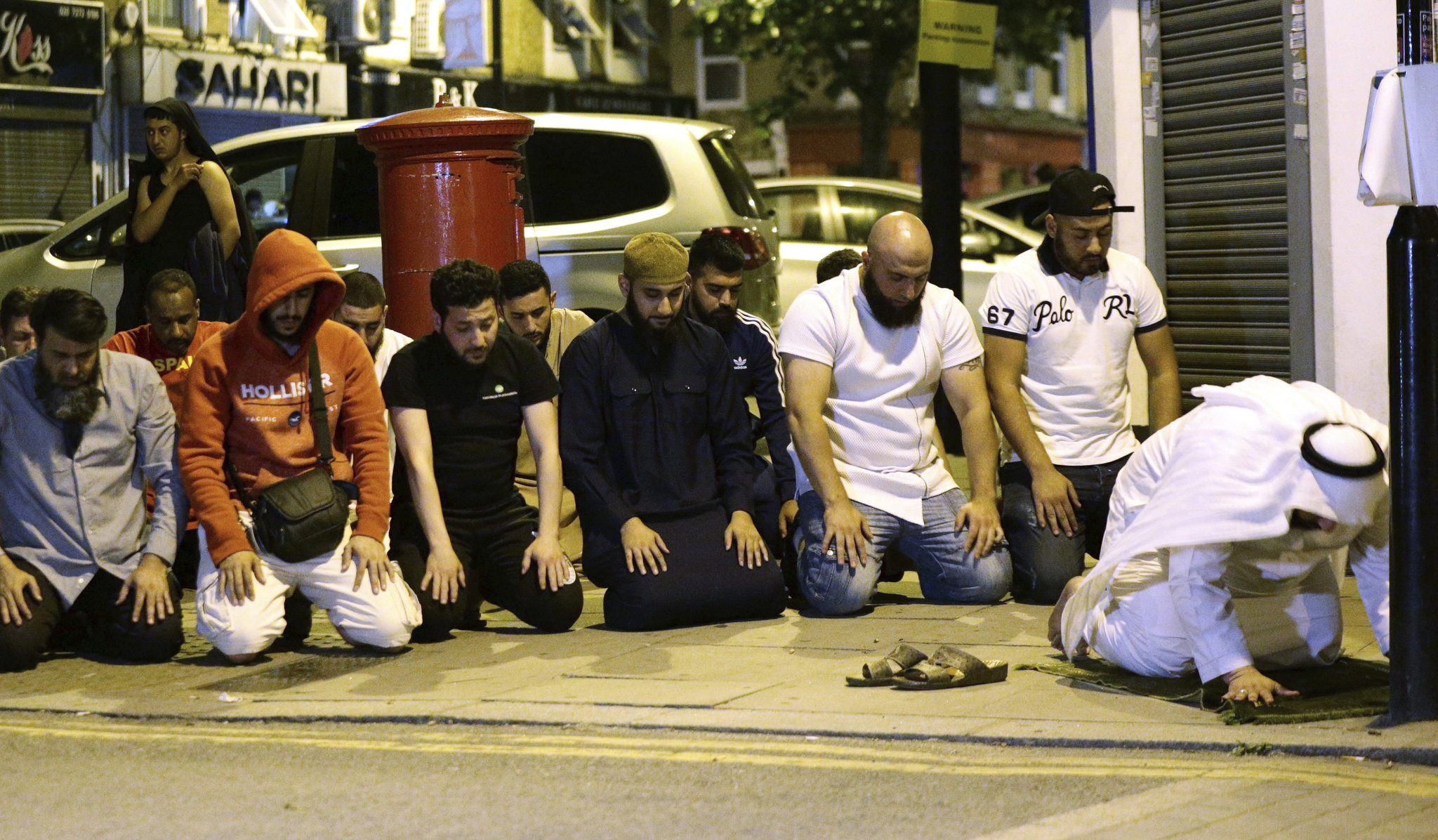 1 dead, 10 hurt near London mosque in suspected terrorist crash; one person arrested