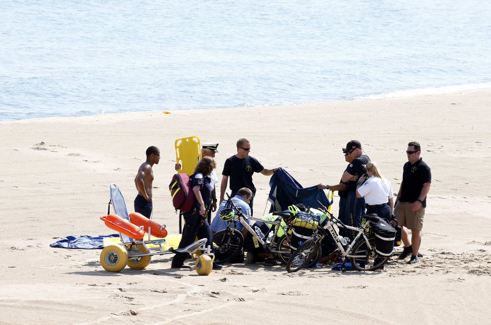 2 parachutists injured at Chicago air show; one clips high-rise's roof