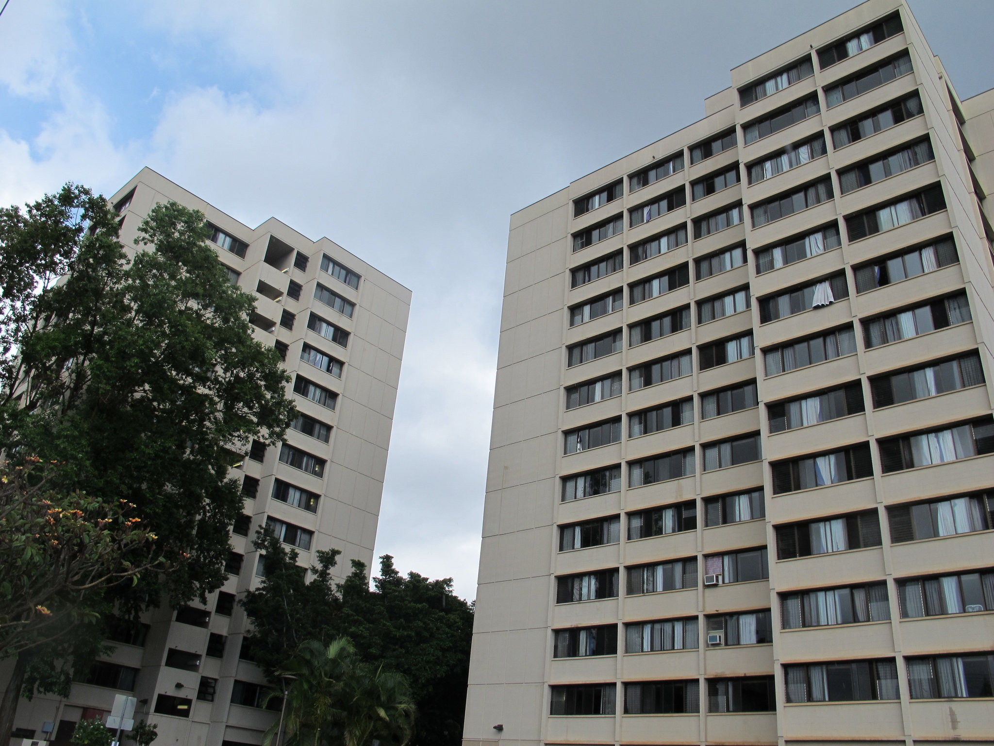 Man trying to stop a suicide at University of Hawaii dorm plummets to his death