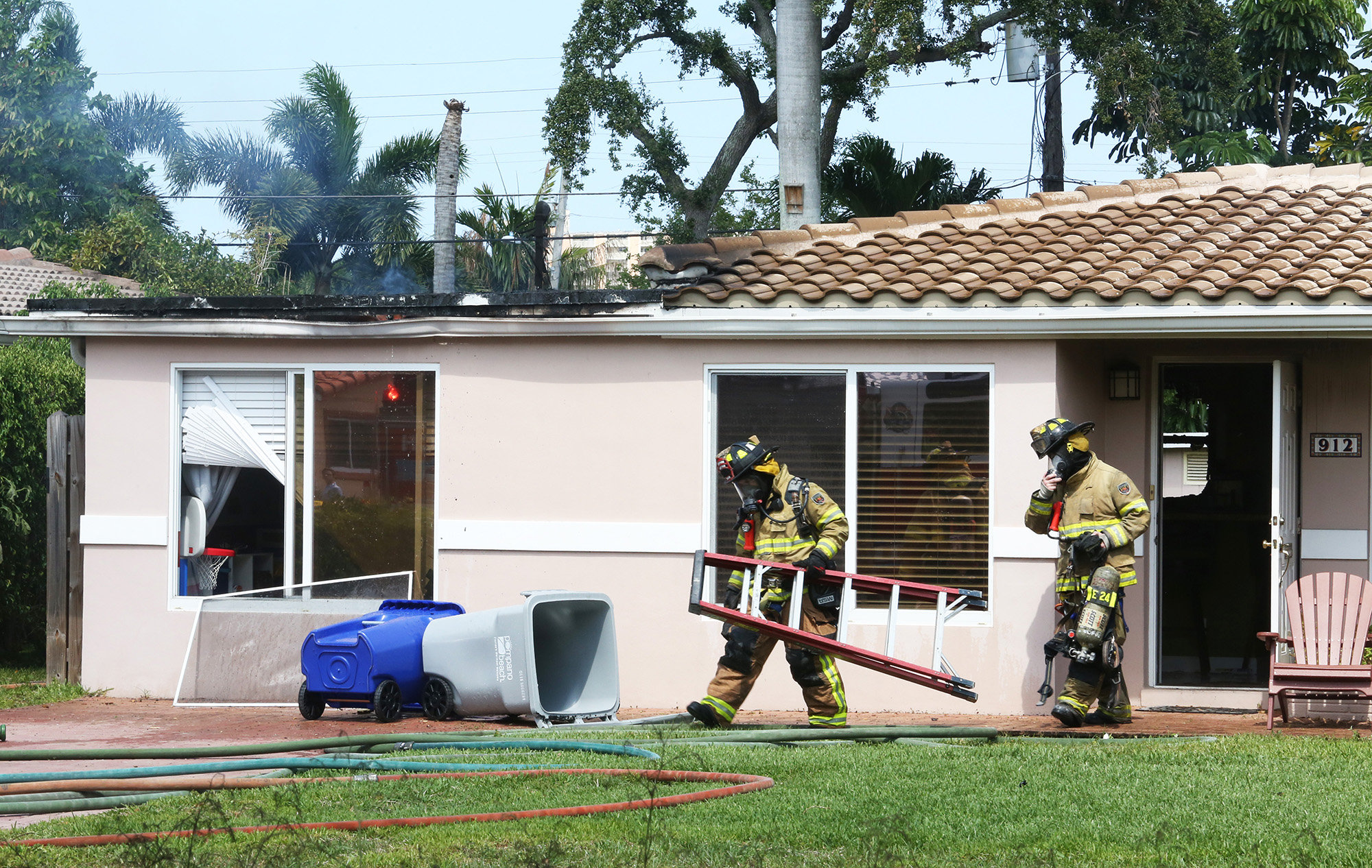 3 injured after small plane crashes into Florida home