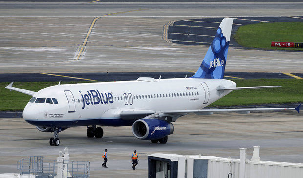 JetBlue passenger from NY hits attendant, threatens to blow up plane, FBI says