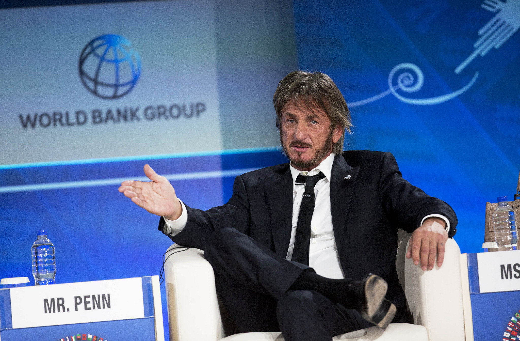Actor Sean Penn interviews fugitive 'El Chapo' for 'Rolling Stone' prior to capture
