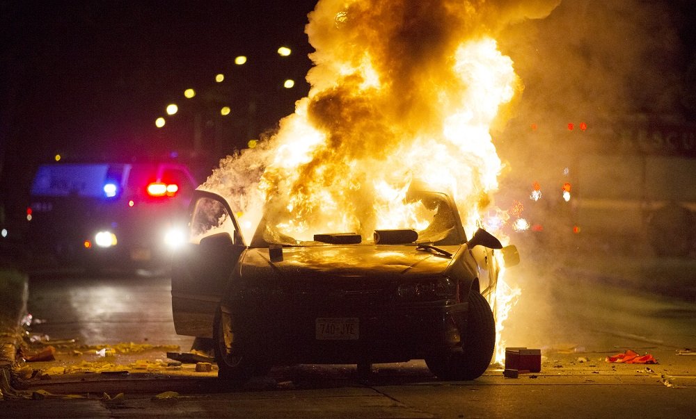 Milwaukee rioters throw rocks, attack patrol cars after fatal shooting by cop