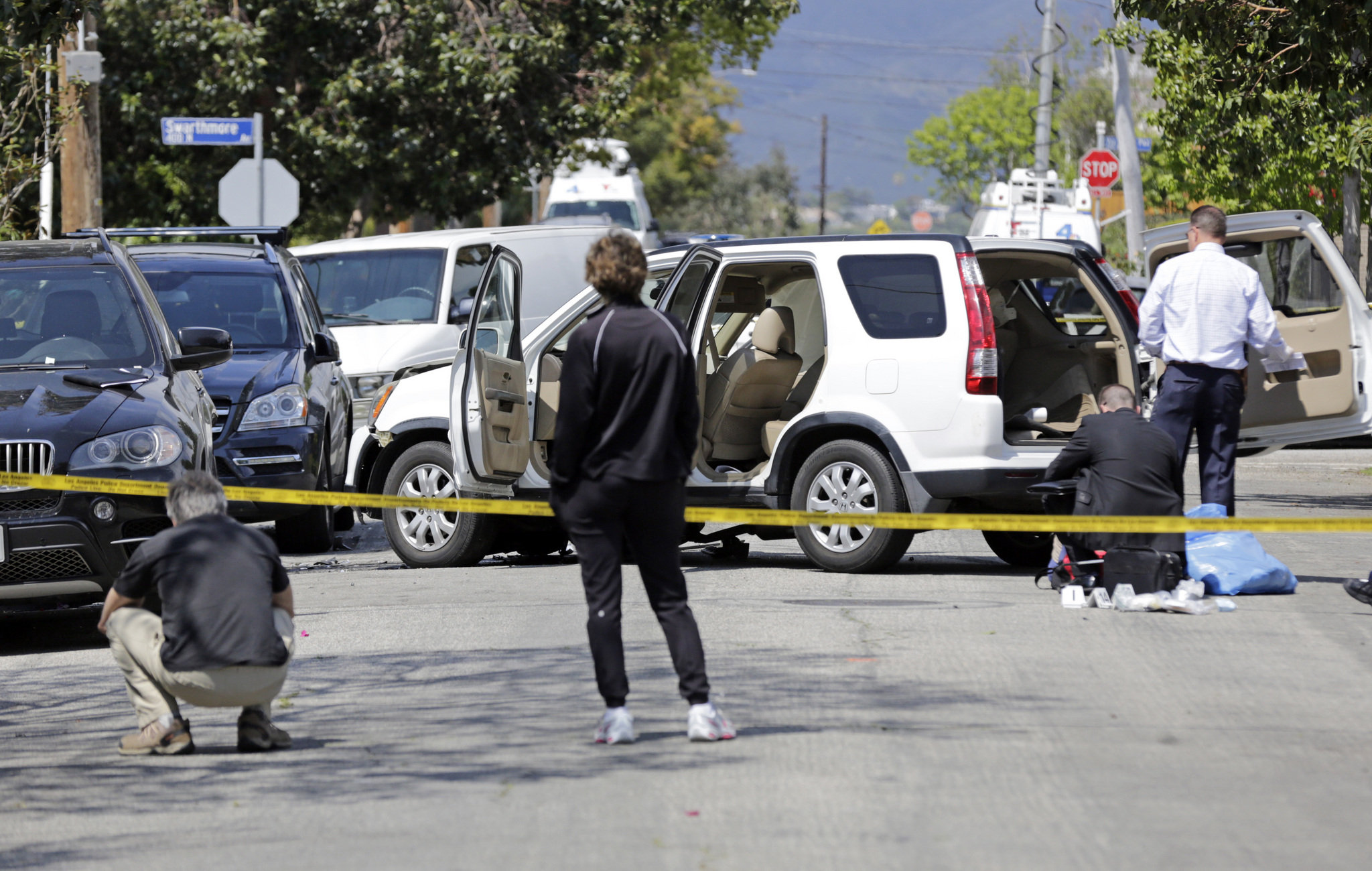 Twitter exec live-tweets police raid as gunman barricades self in ritzy neighborhood