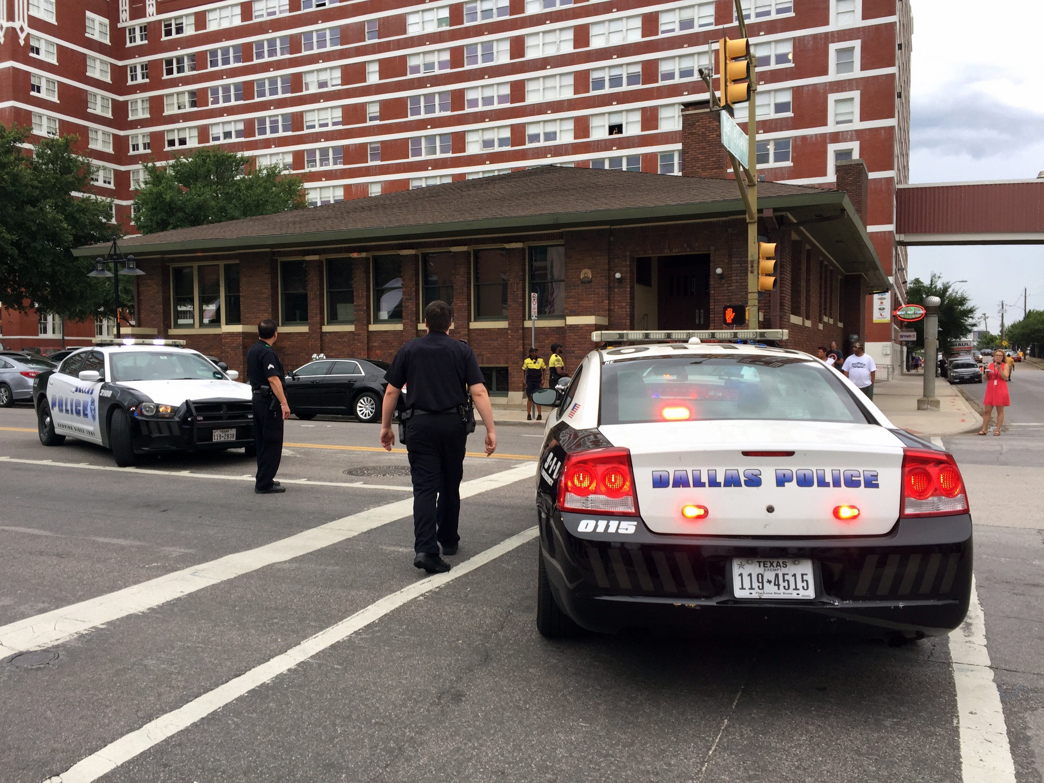 Dallas police search parking garage after anonymous threat against cops