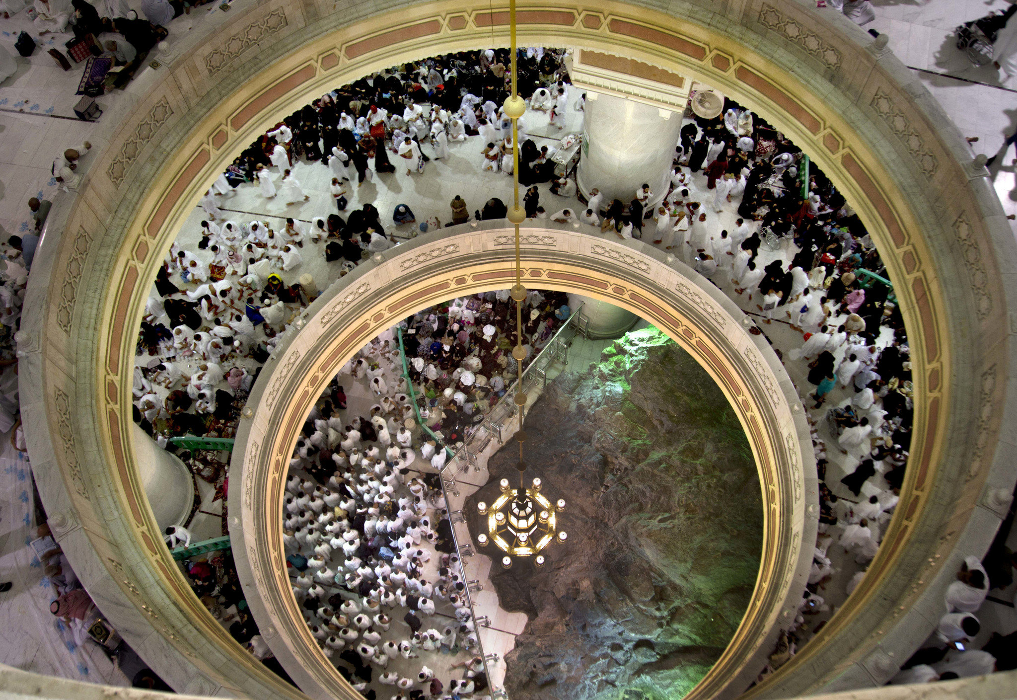 Saudis foil attack on Grand Mosque at Mecca; suicide bomber dies in shootout