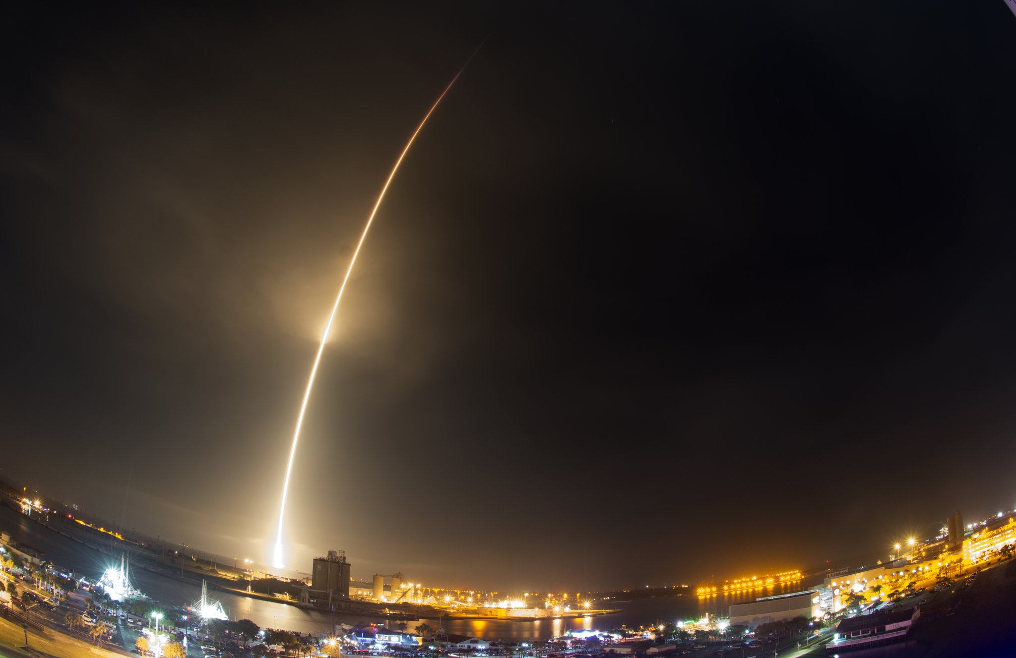SpaceX succesfully launches, lands rocket booster, deploys 11 satellites