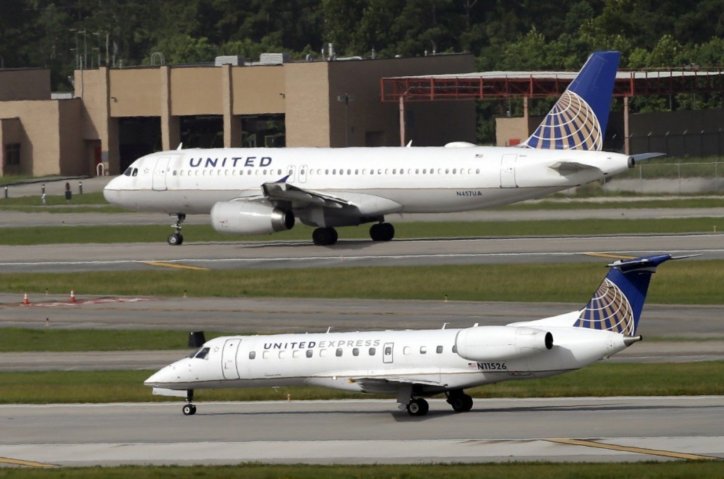 United Airlines stirs Twitter ire for barring 2 teen girls for wearing leggings