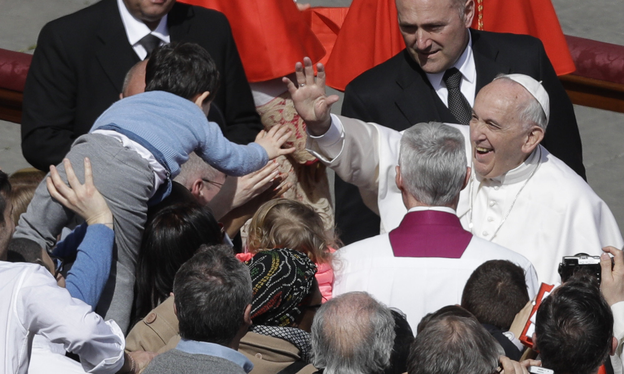 On Easter, Pope calls for 'hope and dignity'