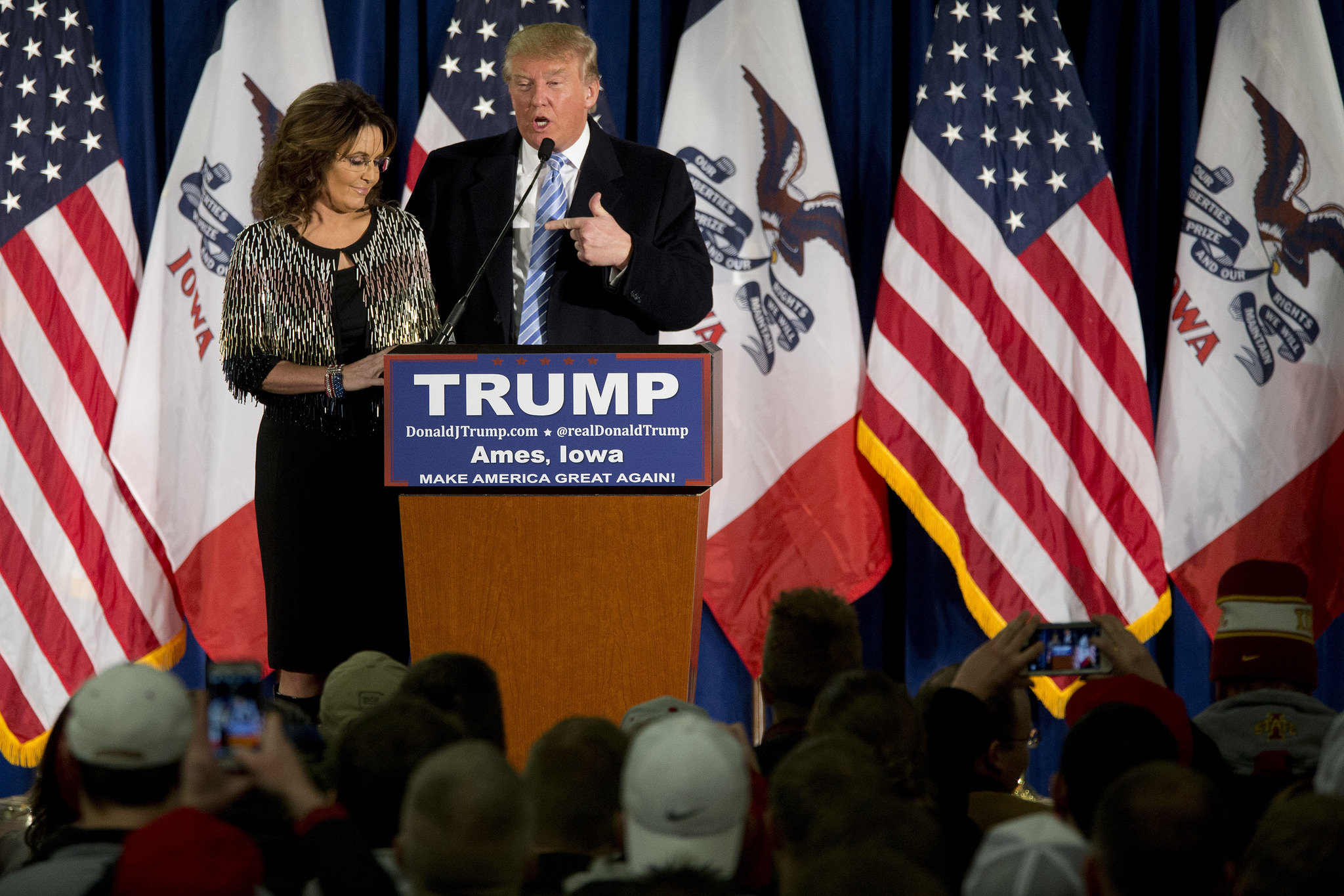 'SNL' parody of Palin's endorsement of Trump has heads spinning on Twitter