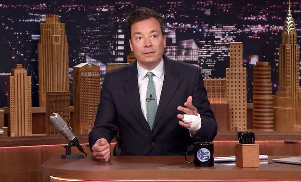Jimmy Fallon again injures himself in a fall - this time the other hand