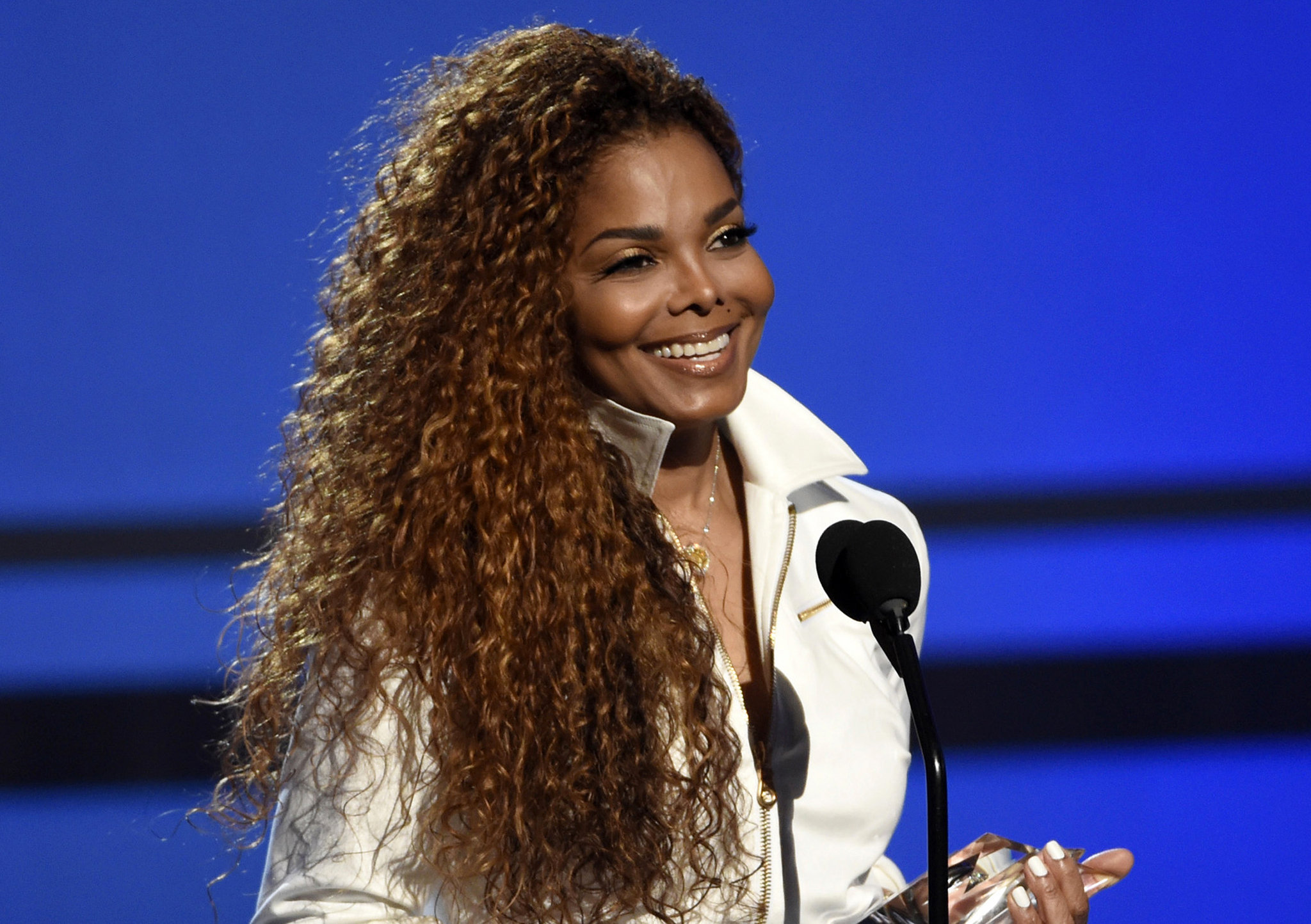 Janet Jackson postpones tour for surgery, asks for prayers of support