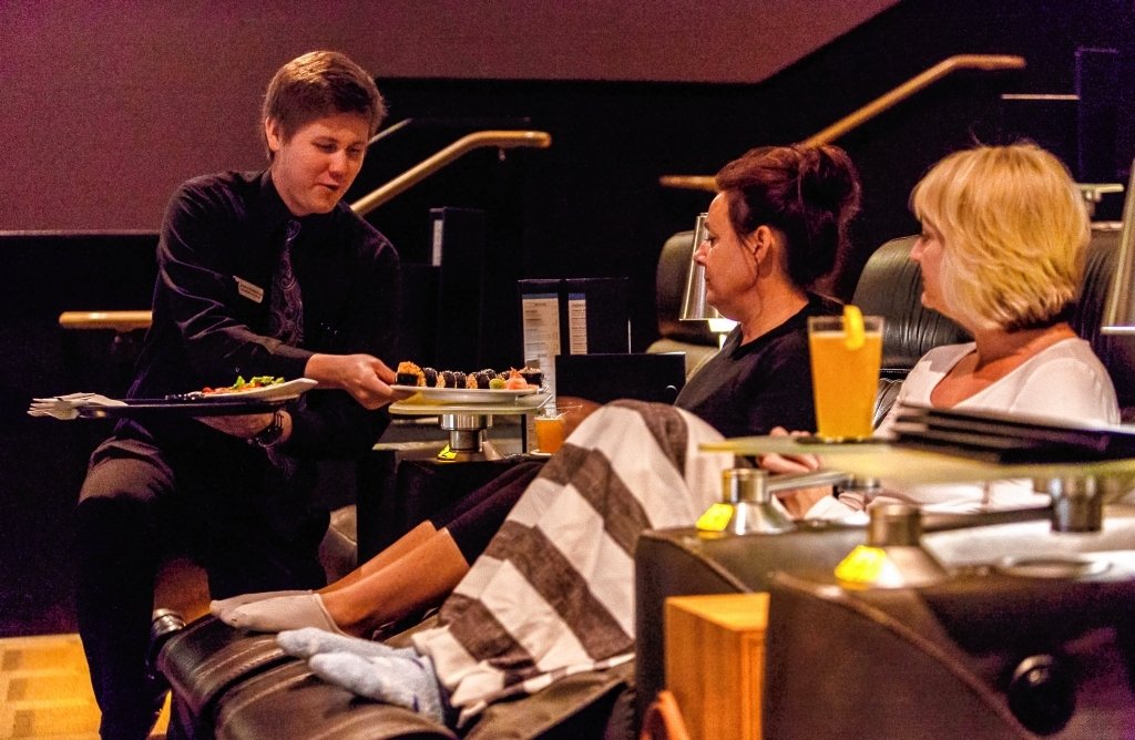 NY Senate passes bill to let movie theaters sell booze