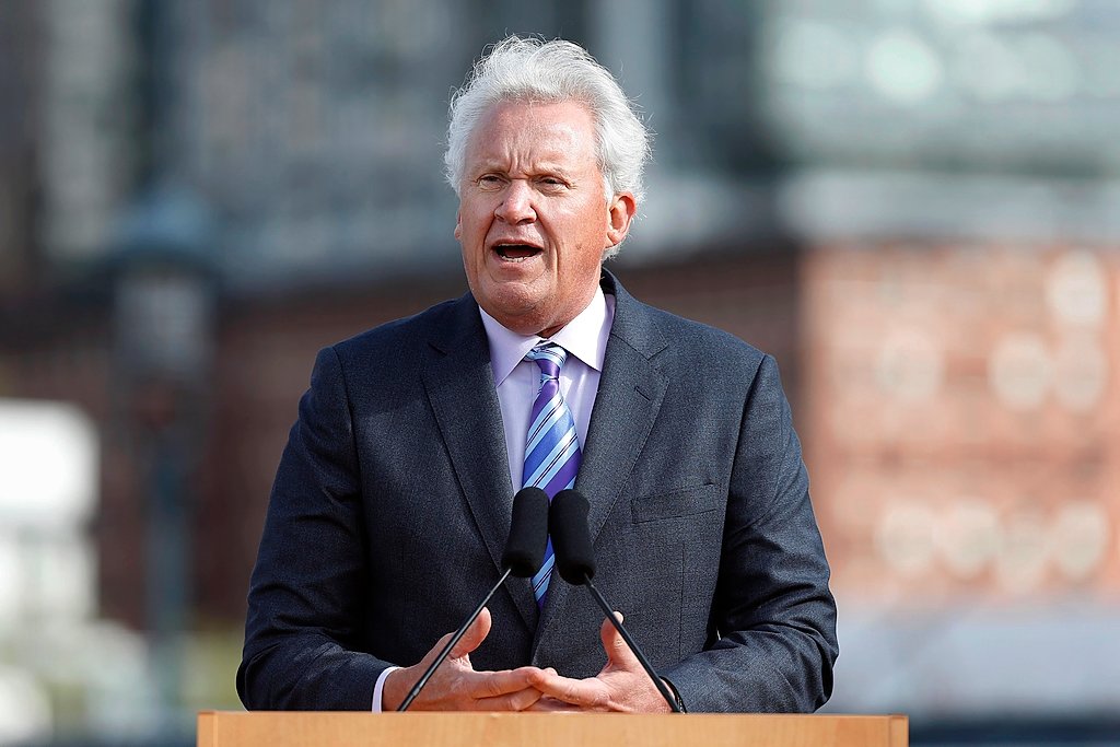 GE CEO Jeff Immelt stepping down, longtime executive to take over role