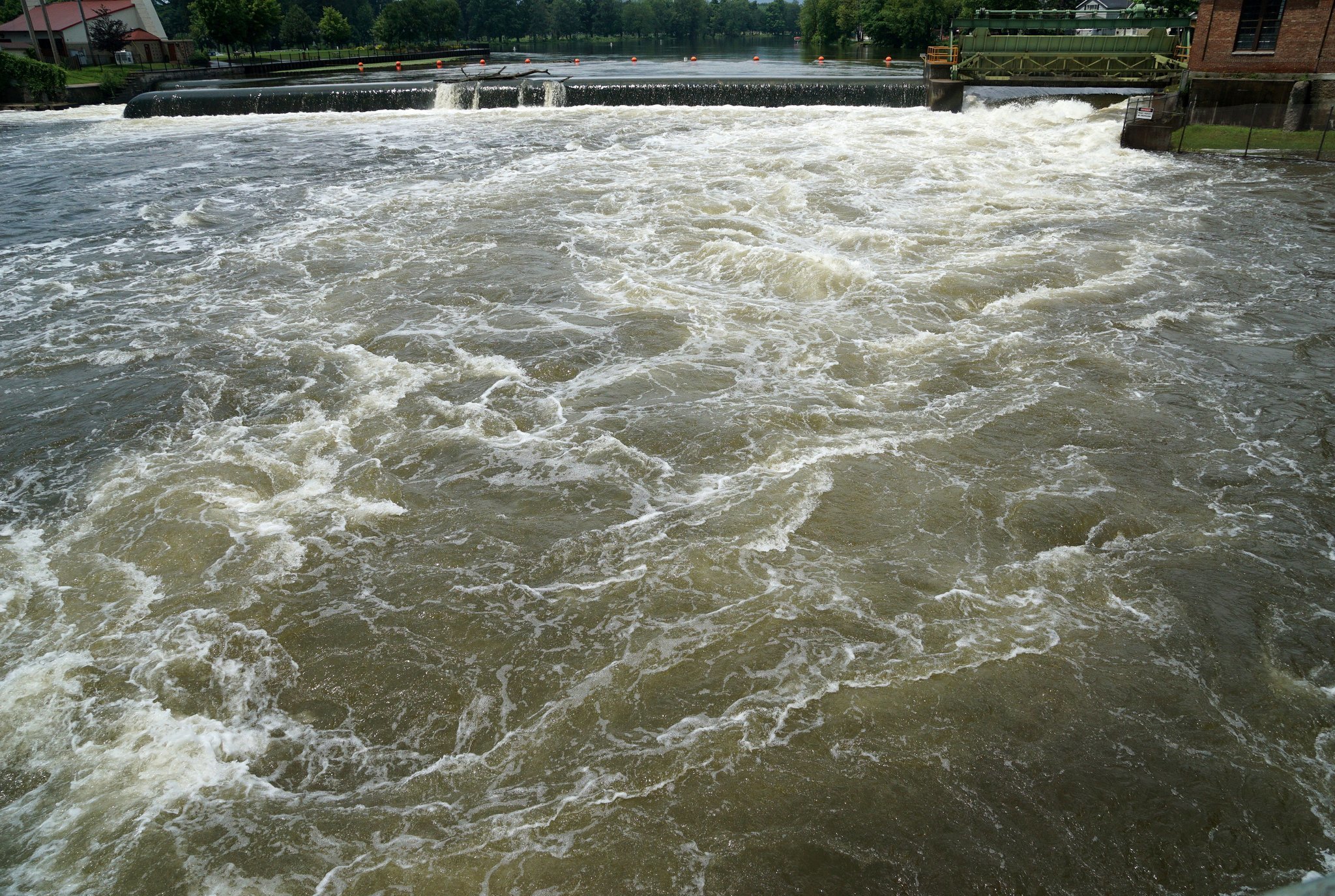 Watch: Boat stuck on Seneca River in Baldwinsville, just yards from dam spillover
