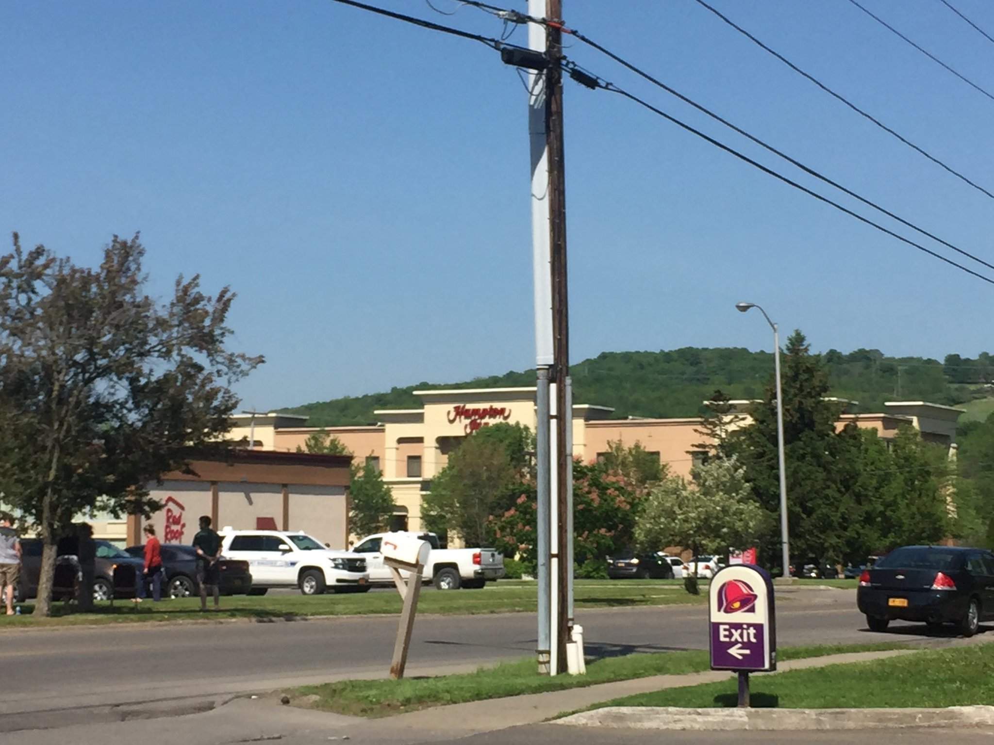 Parolee who shot himself during standoff at Cortland hotel has died, police say