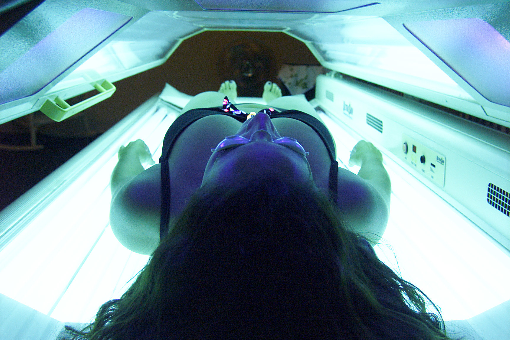 New York bans teens from indoor tanning salons
