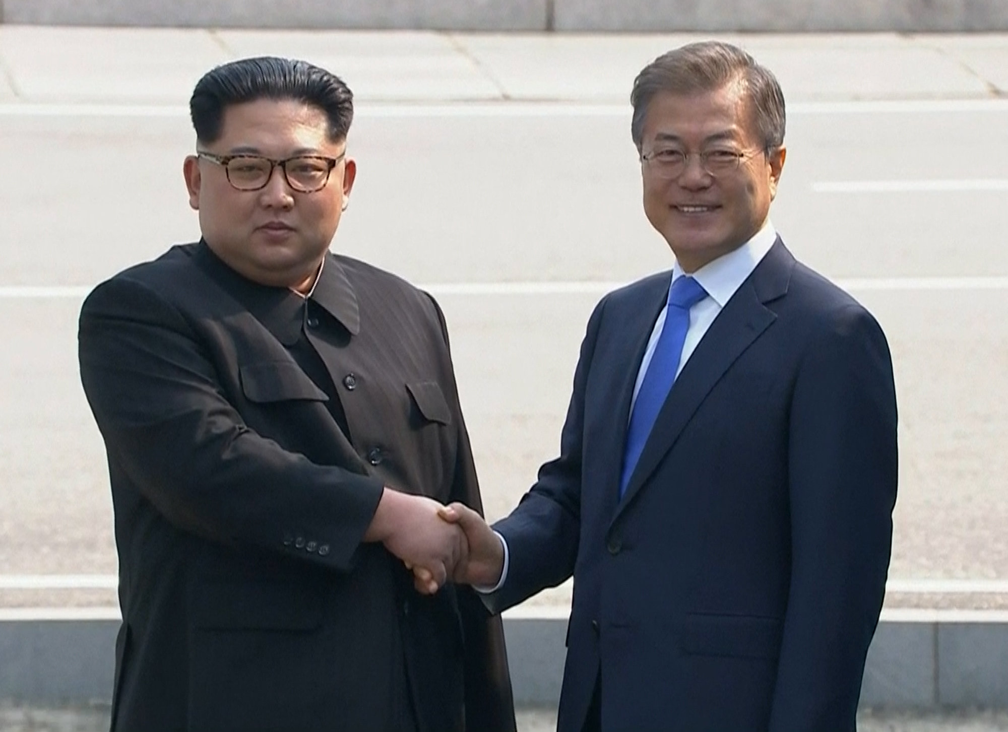 Kim Jong Un crosses into South Korea for historic summit with South Korea's Moon Jae-in