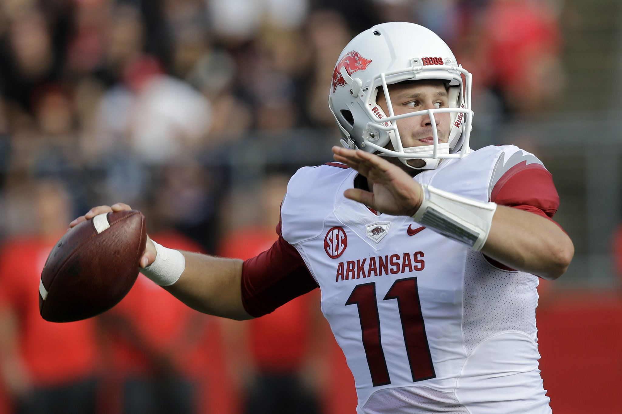 SEC Outlook: Arkansas finds a TE under center, injuries slow Kentucky and 11 invited to draft